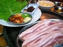 Hormone Yakiniku Shichifuku Namba branch_[Samgyeopsal (Korean BBQ) with carefully-selected sliced three-layered pork belly] (for 2 people or more)