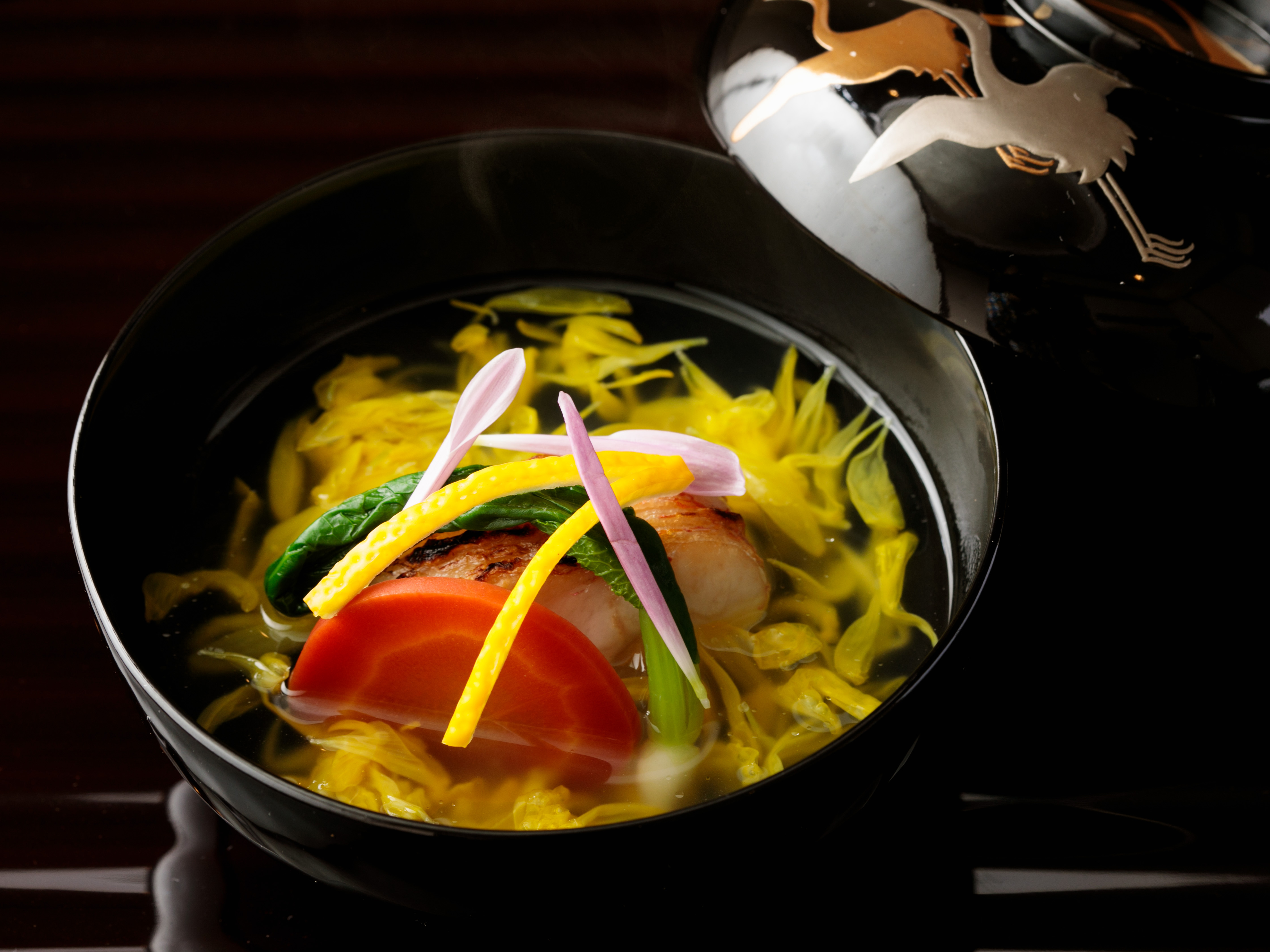 Ginza Wakuta_[Tilefish Soup in Chrysanthemum Flower] with a sophisticated broth. Also enjoy the colorful combination of the bright chrysanthemum flower and jet black bowl.