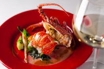 French Restaurant Bon Vivant_Spiny lobster takes a starring role. Bringing out the goodness of the ingredients with simplicity: "Shima Wagu Spiny Lobster Boil with Shell Sauce"