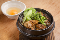 Akoya_ [Clam Liver as Sukiyaki (hot pot stew)] with abundant beaten eggs