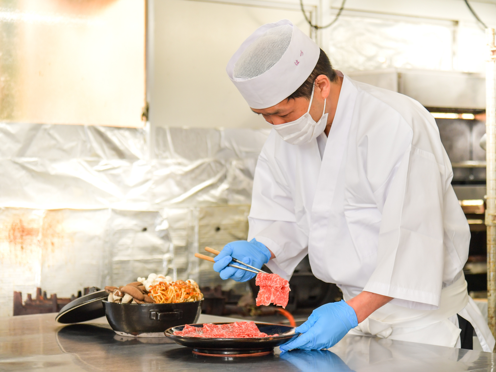 料理長の甫立
                  雄一(ほだて ゆういち)さん。「お客様に季節を感じていただきたい」と、四季折々の奥三河の旬を取り入れた料理を提供