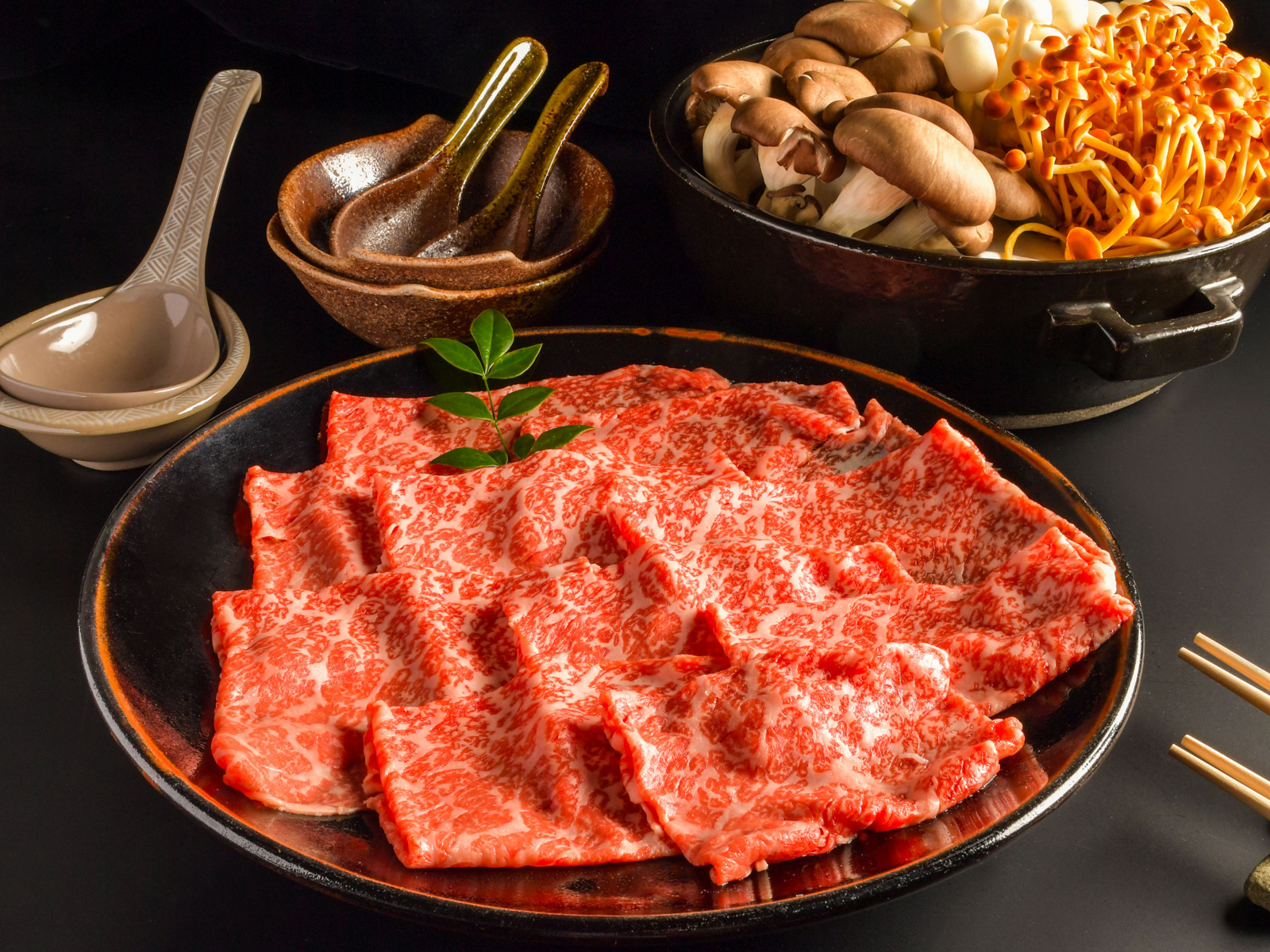 『鳳来牛のきのこしゃぶしゃぶ』1泊2食付きで14,300円〜。※料金はご宿泊日/お部屋タイプ/ご宿泊人数により変動しますのでご了承ください