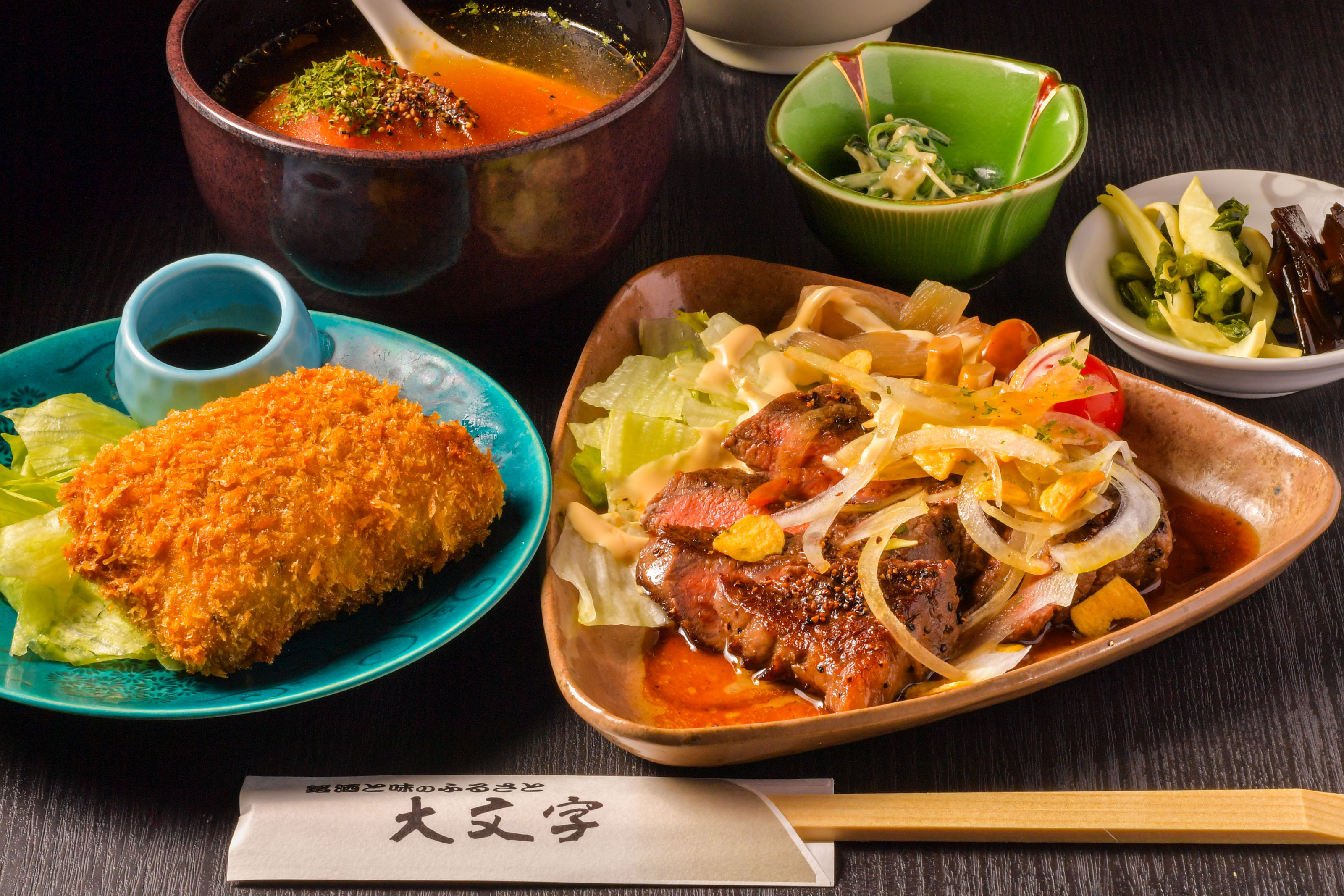 『ホリデー』の3品。モモの部位を低温調理でシンプルに焼いた「鳳来
                                            牛」に、「トマトのおでん」、「里芋のコロッケ」も合わせて