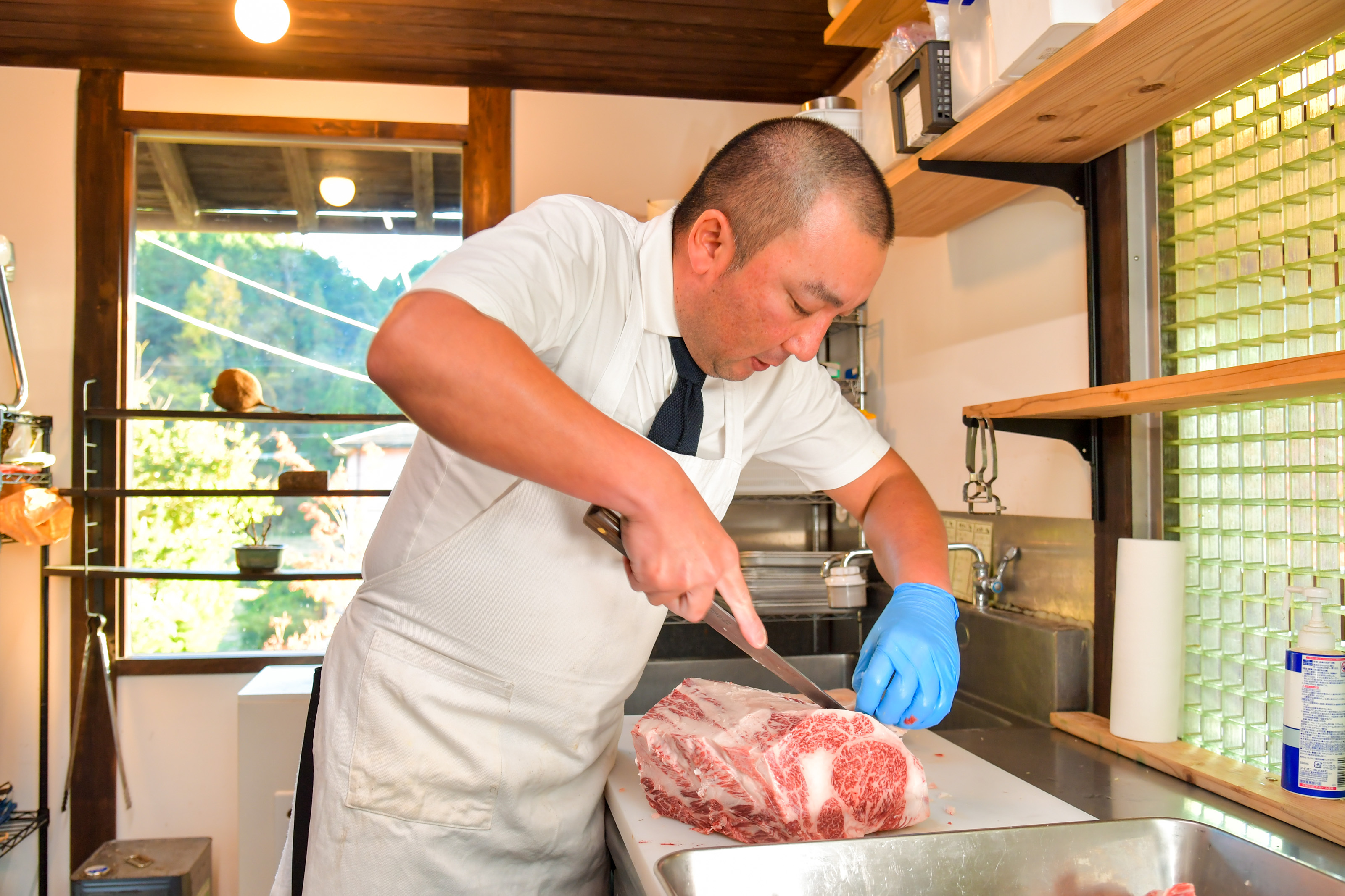 オーナーの小笠原
                    大樹(おがさわら ひろき)さん。精肉卸と飲食の両経験を生かし「自店自消」をテーマに、お肉のおいしさを伝えている