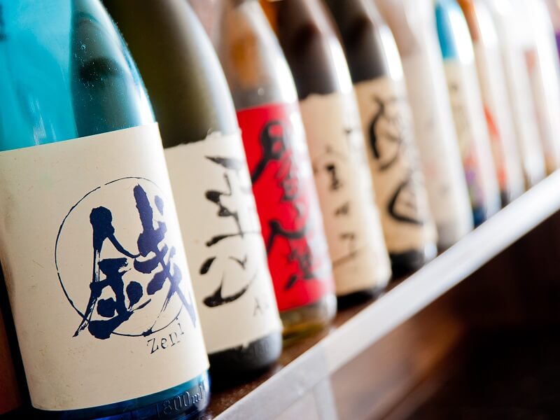 Comparative tasting of 8 different flavors of sake.