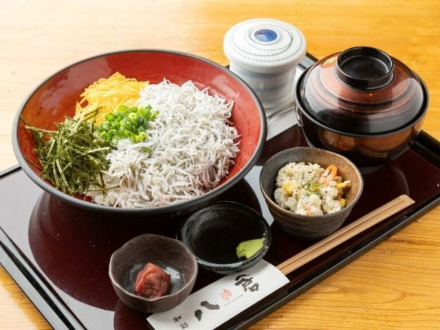 Enjoying local ingredients from the ancient city of Kamakura in a rice bowl.