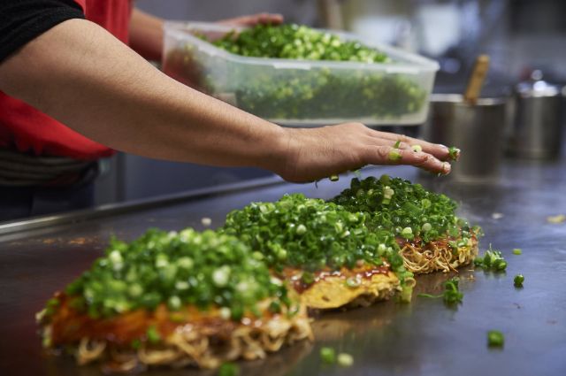How to Eat Okonomiyaki in Japan Discover Oishii Japan -SAVOR JAPAN