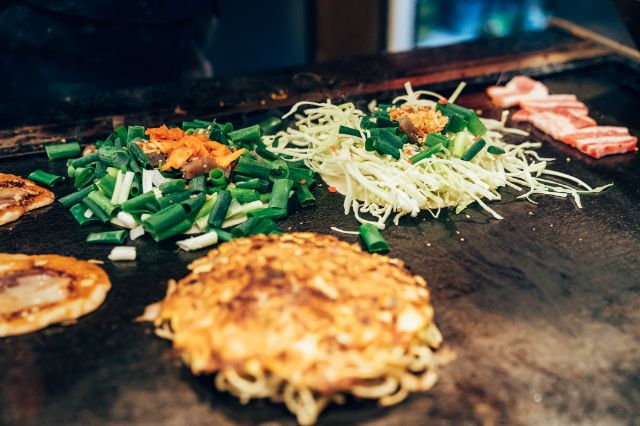 How to Eat Okonomiyaki in Japan Discover Oishii Japan -SAVOR JAPAN