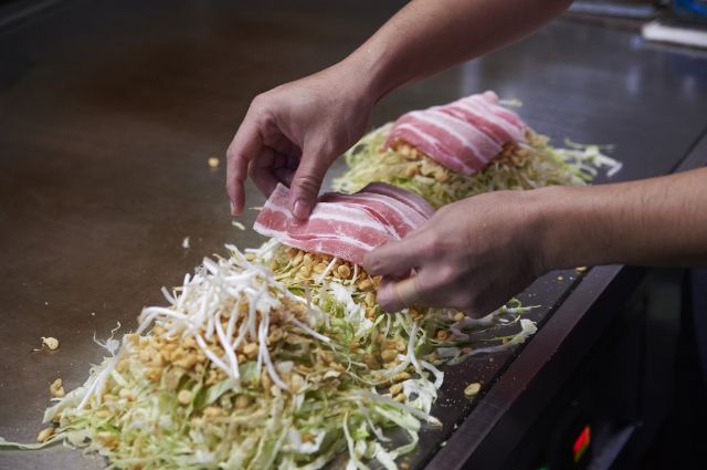 How to Eat Okonomiyaki in Japan Discover Oishii Japan -SAVOR JAPAN