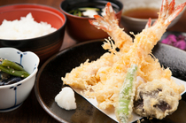 Oebi Tempura Senmonten Sanki_Delight in the fragrance of sesame oil and the crispiness of the tempura batter with the "Shrimp Tempura Combo Meal"