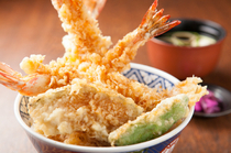 Oebi Tempura Senmonten Sanki_A powerful masterpiece, with four jumbo-sized shrimp tempura "Bikkuri Tempura (Ten-don)"