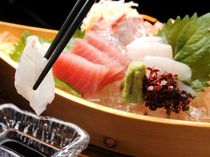 Kirakutei_Torobako assorted sashimi (sliced raw fish), an extravagant selection in which one can enjoy plenty of fresh fish