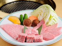 Honba No Aji Maruaki_A large platter of specially selected grilled Hida beef, filled with delicious flavors. Our recommendation