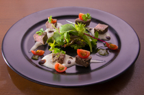 Brasserie Rakuya_Roast beef with a wasabi mousse garnish