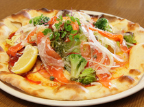 Restaurant Carrot_Be sure to try the distinctive local flavor of Shinshu Salmon Salad pizza.