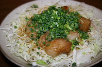 Hakata Mizutaki-style Motsu Nabe Motsufuji_We recommend eating our "Motsu Yaki" (grilled offal) together with cabbage.