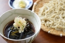 Ishiusubiki Soba Ishizuki_A popular menu item from early summer to autumn, [(season limited) Fried eggplant  and buckwheat soba noodles with dipping sauce]