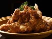 Fried Chicken and Highball Link_[Otoku! Iroiro-Mori], a reasonable assorted juicy fried chickens.