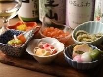 KYOTO TOWER SANDO BAR_[SANDO Set] A set of sake and side dishes.