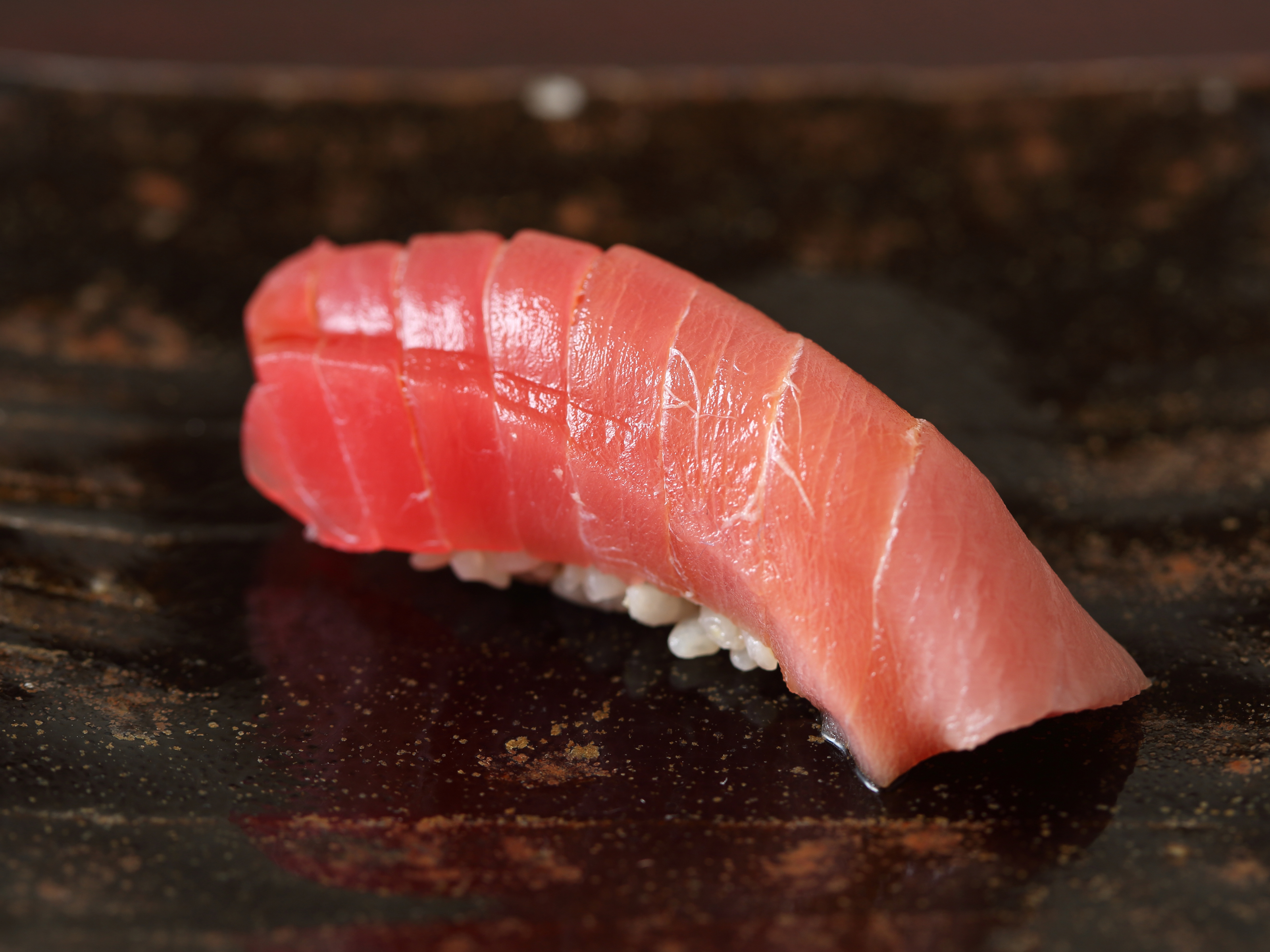 Tsukiji Suzutomi GINZA SIX branch_[Hand-Formed Sushi with Tuna] Formed with the skillful techniques of our chef, using the highest-grade ingredient. 