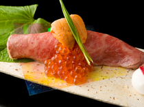 Nihon Yakiniku Hasegawa Ginza Main Branch_[Hand-Formed Sushi Topped with Japanese Beef, Served with Sea Urchin and Overflowing Salmon Roe] Fully enjoy the original savory tastes and beautiful appearances of the ingredients with this ultimate dish.