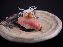 Sushi Kappo Yamanaka_[Lightly-Seared Fatty Tuna] Lightly-seared to add a good aroma! Fully enjoy a savory taste different from sashimi.