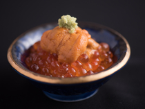 Sushi Kappo Yamanaka_[Small Rice Bowl with Sea Urchin and Salmon Roe] Almost all guests order this stylish [single-bite bowl] style dish.