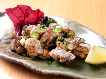 Kashiwa-ya Genjiro_[Broiled Jidori-Chicken] Goes perfectly with alcohol. Chicken is broiled until it becomes aromatic in a grill with far-infrared radiation, bringing out its original savory taste.