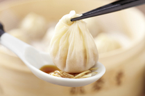 Din Tai Fung_[Xiaolongbao (Eastern Chinese steamed bun)] made by the skillful dim sum chef