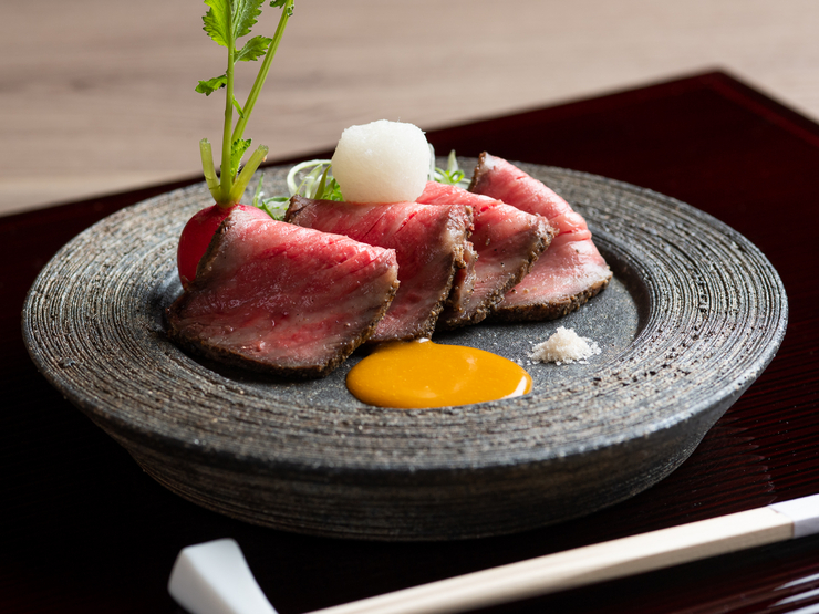 Ryoriya MOTO_Roast beef of Kampo Wagyu from Miyagi - Carefully prepared and flavorful.