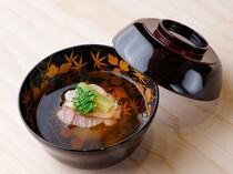Nihonbashi Suitengu Nanatosha_Simmered Bowl of Clam Soup - A special course item that serves as the face of the restaurant