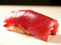 Sushi Shiroma_Tuna Red Meat Hand-Formed Sushi -  clean and deep deliciousness touches the essence of sushi.