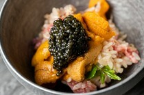 Ushini Kanabou Azabu-juban_Seasoned Rice with Omi Beef in a Hagama pot - Luxurious toppings on the dish are impressive
