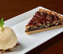 BENJAMIN STEAKHOUSE TOKYO GARDEN TERRACE KIOICHO_Pecan Pie a la Mode - Warm pie and cold ice cream go great together. The savory nutty flavor is enhanced.