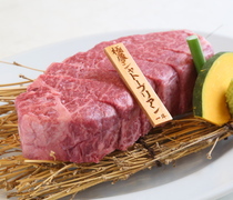 Cow specialty store Itamae Yakiniku Ichigyu Namba Dotonbori Branch_Extra Thick Chateaubriand - The blissful flavors spread throughout your mouth! Feel the delicious meat flavors.