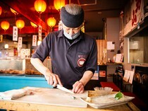 Hakodate Minnano Izakaya Suzuya_Fresh Squid Sashimi - A must-try dish! Enjoy the moment of the chef processing the squid in front of you!