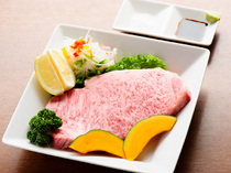 Itamae Yakiniku Itto Tenka Chaya Main Store_Sirloin steak with a melt-in-your-mouth texture.