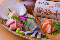 Nizakana Sashimi Shunsai Uminoshiki_Assorted Seasonal Sashimi, a one-plate assortment of choice seasonal seafood from all over Japan.