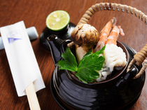 Okinose_The dish "Matsutake Mushroom and Conger Pike Steamed in Earthernware Pot" promises a rich autumn flavor encapsulated in traditional Japanese earthenware.
