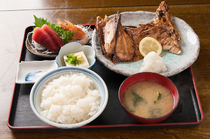 Uogashi Maruten Fuji_Salt-grilled tuna gills set meal. The gills are slowly grilled a distance away from the fire.