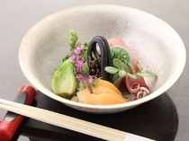 Azabu Shu_The "Assorted Sashimi Platter" is a beautiful dish where you can enjoy fresh, seasonal fish carefully chosen by the head chef.