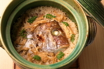 Shunsai Oguraya_Seasonal donabe takikomi gohan (rice cooked with soup stock and soy sauce along with other ingredients in an earthenware pot)
