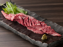 Kobe Yakiniku Kanteki_Japanese Black Wagyu Beef, one double rib. With plenty to eat, this meat from between the ribs offers great value.