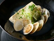 Kuzushi Washoku Koukian_Boiled White Clams and Tofu with Salt (Half) - Aromatic with the taste of seafood.