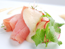 Dining Bar YZ_A popular dish with a refreshing flavor - our "Fresh Tuna and Herb Spring Roll"