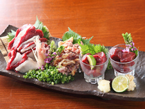 Sumibi Yakiniku Hormone Sakaba senjiro_Assorted Sashimi Plate: served with attractive decorations.