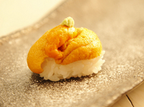 Sushi Saiko_Uni-nigiri (urchin sushi): a rich flavor that melts in your mouth.