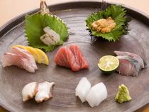 Tora-san_A generous amount of the freshest seafood, "Sashimi assortment plate" (for two)