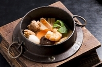 Charcoal & Dining Sharaku Himi-ten_Ebi Sakatoge no Kamameshi (steamed rice, vagetables, chicken and shrimp in a small pot)