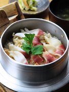 Fujimura_We use fresh seasonal ingredients in our "Kamameshi (meat and vegetables served in a pot) Sampler"
